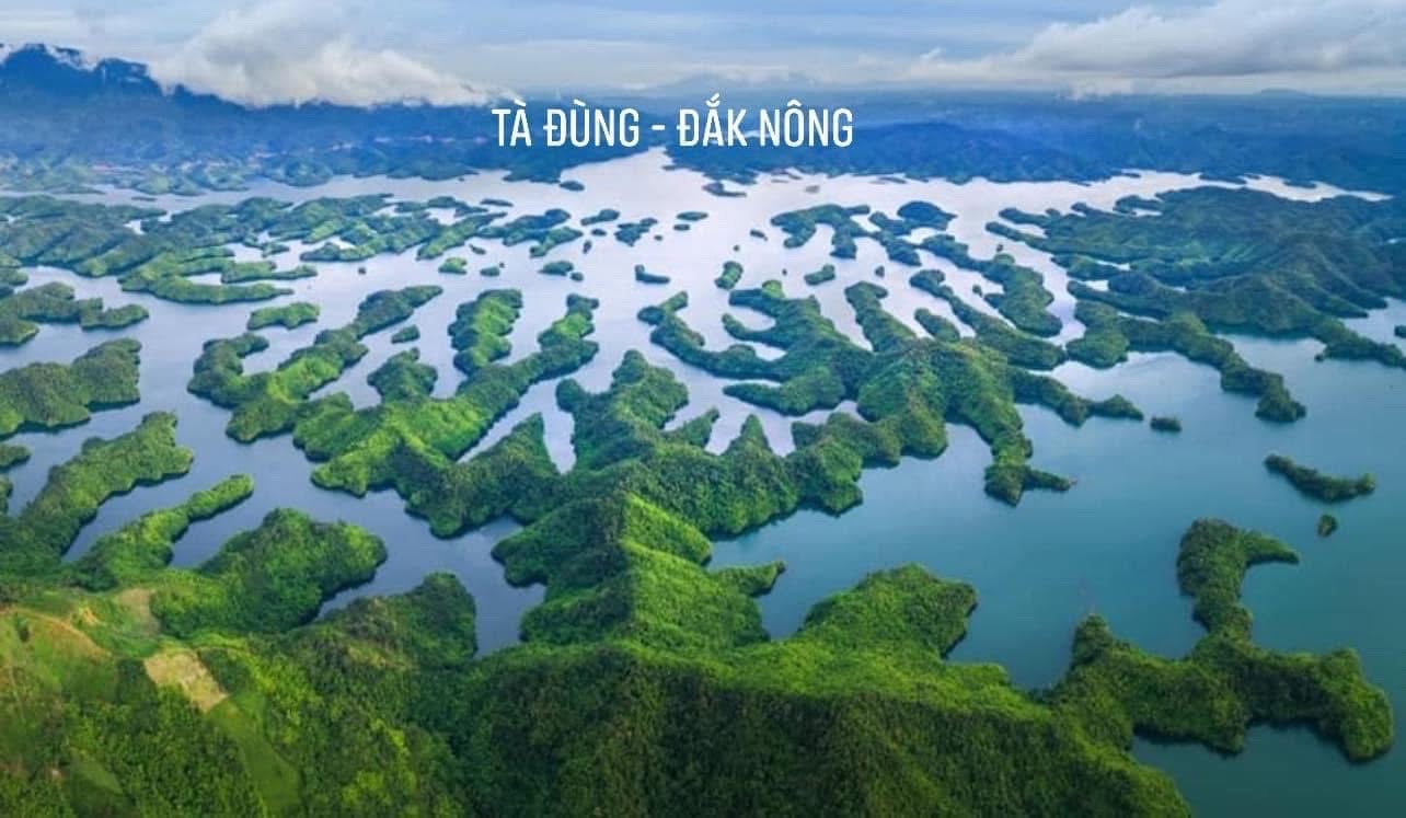 Hồ Tà Đùng nhìn ra nhiều đảo nhỏ giữa mặt nước