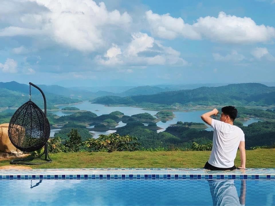 Cảnh quan đồi và hồ tại Tà Đùng