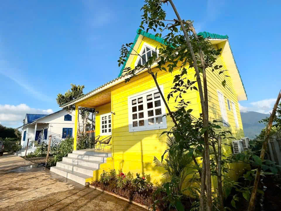 Toàn cảnh hồ Tà Đùng và vùng nghỉ dưỡng Tà Đùng nhìn từ trên cao